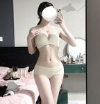 超极品高颜值女大学生女神，自拍展示自己前凸后翘的身材，三点粉嫩超极品，这身材我能操一年