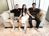 최고의 스튜어디스는 덩치 큰 남자에게 가려져 다양한 방식으로 놀림을 받는다. 분홍색 나비 구멍이 클로즈업으로 열리고, 소품들이 하체에 재빨리 삽입되며, 음란한 비명이 계속된다.