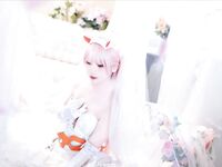 19歲高顏值反差coser，臉穴同框大尺度寫真，附拍攝花絮