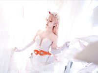 19歲高顏值反差coser，臉穴同框大尺度寫真，附拍攝花絮