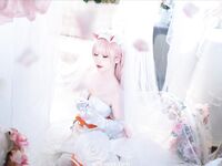 19歲高顏值反差coser，臉穴同框大尺度寫真，附拍攝花絮