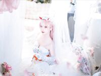 19歲高顏值反差coser，臉穴同框大尺度寫真，附拍攝花絮