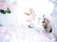 19歲高顏值反差coser，臉穴同框大尺度寫真，附拍攝花絮