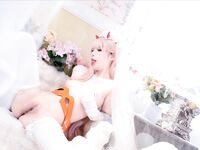 19歲高顏值反差coser，臉穴同框大尺度寫真，附拍攝花絮