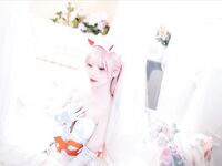 19歲高顏值反差coser，臉穴同框大尺度寫真，附拍攝花絮