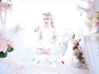 19歲高顏值反差coser，臉穴同框大尺度寫真，附拍攝花絮