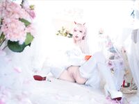 19歲高顏值反差coser，臉穴同框大尺度寫真，附拍攝花絮