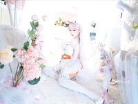 19歲高顏值反差coser，臉穴同框大尺度寫真，附拍攝花絮