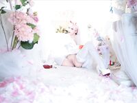 19歲高顏值反差coser，臉穴同框大尺度寫真，附拍攝花絮