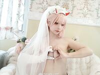 19歲高顏值反差coser，臉穴同框大尺度寫真，附拍攝花絮