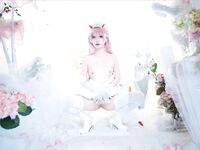 19歲高顏值反差coser，臉穴同框大尺度寫真，附拍攝花絮