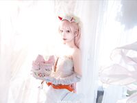 19歲高顏值反差coser，臉穴同框大尺度寫真，附拍攝花絮