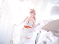 19歲高顏值反差coser，臉穴同框大尺度寫真，附拍攝花絮