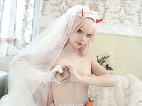 19歲高顏值反差coser，臉穴同框大尺度寫真，附拍攝花絮