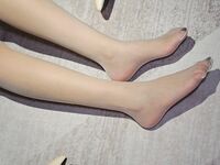 최고의 몸매의 검은 실크 젊은 여성, 검은 실크 아름다운 다리 자위와 가슴 문지르기