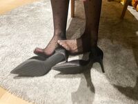 최고의 몸매의 검은 실크 젊은 여성, 검은 실크 아름다운 다리 자위와 가슴 문지르기