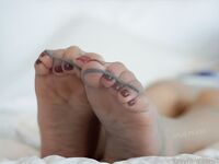 최고의 몸매의 검은 실크 젊은 여성, 검은 실크 아름다운 다리 자위와 가슴 문지르기