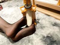 최고의 몸매의 검은 실크 젊은 여성, 검은 실크 아름다운 다리 자위와 가슴 문지르기