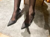 최고의 몸매의 검은 실크 젊은 여성, 검은 실크 아름다운 다리 자위와 가슴 문지르기