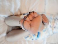 최고의 몸매의 검은 실크 젊은 여성, 검은 실크 아름다운 다리 자위와 가슴 문지르기