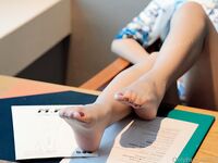 최고의 몸매의 검은 실크 젊은 여성, 검은 실크 아름다운 다리 자위와 가슴 문지르기