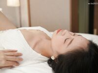 Ang amateur beauty ay kumuha ng isang photo shoot at napanalunan ng matamis na salita ng photographer. Kinunan ng malapitan ang hindi protektadong ari. Dahil ito ay isang candid shot, walang maraming mga mapagkukunan ng video.