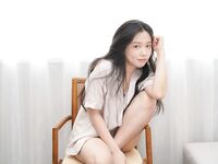 Ang amateur beauty ay kumuha ng isang photo shoot at napanalunan ng matamis na salita ng photographer. Kinunan ng malapitan ang hindi protektadong ari. Dahil ito ay isang candid shot, walang maraming mga mapagkukunan ng video.