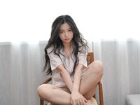 Ang amateur beauty ay kumuha ng isang photo shoot at napanalunan ng matamis na salita ng photographer. Kinunan ng malapitan ang hindi protektadong ari. Dahil ito ay isang candid shot, walang maraming mga mapagkukunan ng video.