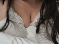 Ang amateur beauty ay kumuha ng isang photo shoot at napanalunan ng matamis na salita ng photographer. Kinunan ng malapitan ang hindi protektadong ari. Dahil ito ay isang candid shot, walang maraming mga mapagkukunan ng video.