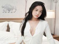 Ang amateur beauty ay kumuha ng isang photo shoot at napanalunan ng matamis na salita ng photographer. Kinunan ng malapitan ang hindi protektadong ari. Dahil ito ay isang candid shot, walang maraming mga mapagkukunan ng video.