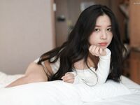 Ang amateur beauty ay kumuha ng isang photo shoot at napanalunan ng matamis na salita ng photographer. Kinunan ng malapitan ang hindi protektadong ari. Dahil ito ay isang candid shot, walang maraming mga mapagkukunan ng video.