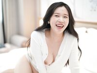 Ang amateur beauty ay kumuha ng isang photo shoot at napanalunan ng matamis na salita ng photographer. Kinunan ng malapitan ang hindi protektadong ari. Dahil ito ay isang candid shot, walang maraming mga mapagkukunan ng video.