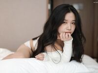 Ang amateur beauty ay kumuha ng isang photo shoot at napanalunan ng matamis na salita ng photographer. Kinunan ng malapitan ang hindi protektadong ari. Dahil ito ay isang candid shot, walang maraming mga mapagkukunan ng video.