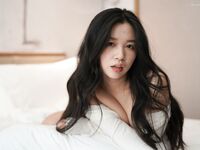 Ang amateur beauty ay kumuha ng isang photo shoot at napanalunan ng matamis na salita ng photographer. Kinunan ng malapitan ang hindi protektadong ari. Dahil ito ay isang candid shot, walang maraming mga mapagkukunan ng video.