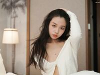 Ang amateur beauty ay kumuha ng isang photo shoot at napanalunan ng matamis na salita ng photographer. Kinunan ng malapitan ang hindi protektadong ari. Dahil ito ay isang candid shot, walang maraming mga mapagkukunan ng video.