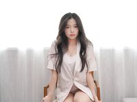 Ang amateur beauty ay kumuha ng isang photo shoot at napanalunan ng matamis na salita ng photographer. Kinunan ng malapitan ang hindi protektadong ari. Dahil ito ay isang candid shot, walang maraming mga mapagkukunan ng video.