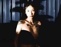 Một nữ sinh viên đại học xăm mình xinh đẹp đã bị nhà tài trợ của mình trêu đùa và huấn luyện, biến thành một con đĩ và chụp ảnh tự sướng để xin quan hệ tình dục