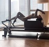 超高顏值極品身材的女大學生女神，在金主面前是任人擺布的小母狗，這身材簡直就是極品的炮架子