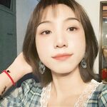 颜值挺白嫩的短发女大学生，短发妹操起来还是有感觉，人前是清纯甜妹，在床上是吃鸡小能手