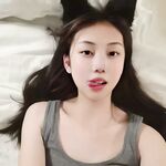 เด็กสาวชั้นปีที่สองจากวิทยาลัยแห่งหนึ่งที่มีใบหน้าสวยงามและหุ่นที่ยอดเยี่ยม เธอเป็นเด็กสาวที่บริสุทธิ์และอ่อนหวานต่อหน้าคนอื่นๆ แต่เธอถูกฝึกให้เป็นผู้หญิงใจร้ายที่กินไก่ในที่ส่วนตัว