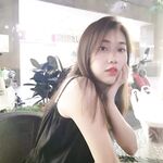 เด็กสาวชั้นปีที่สองจากวิทยาลัยแห่งหนึ่งที่มีใบหน้าสวยงามและหุ่นที่ยอดเยี่ยม เธอเป็นเด็กสาวที่บริสุทธิ์และอ่อนหวานต่อหน้าคนอื่นๆ แต่เธอถูกฝึกให้เป็นผู้หญิงใจร้ายที่กินไก่ในที่ส่วนตัว