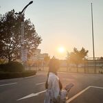 Isang magandang babaeng college student ang nagse-selfie. Siya ay may magandang pigura at magandang mukha. Siya ay may tatlong pink na spot at ikinakalat ang kanyang puki upang paglaruan ito.