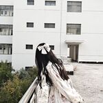 Isang magandang babaeng college student ang nagse-selfie. Siya ay may magandang pigura at magandang mukha. Siya ay may tatlong pink na spot at ikinakalat ang kanyang puki upang paglaruan ito.