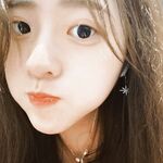 Pelajar kolej perempuan merah jambu yang dilahirkan pada tahun 2000-an itu berubah menjadi jalang kecil yang makan ayam. Dia ditekan di atas katil oleh teman lelakinya dan disetubuhi tanpa kondom. Faraj merah jambunya juga ditembak tanpa kondom.