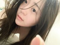 Pelajar kolej perempuan merah jambu yang dilahirkan pada tahun 2000-an itu berubah menjadi jalang kecil yang makan ayam. Dia ditekan di atas katil oleh teman lelakinya dan disetubuhi tanpa kondom. Faraj merah jambunya juga ditembak tanpa kondom.