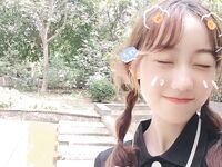 浙江某学院的白嫩清纯的女大学生，人前清纯乖巧，私下里是吃鸡小母狗，喜欢男友后入