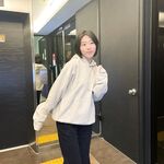 대조적인 여자는 안경을 낀 여대생을 보고 온라인에서 장거리 남자친구와 채팅하며 섹스를 요청하는데, 이 몸매는 꽤 괜찮은 것 같다.