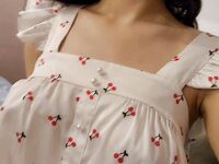 年輕又白嫩的小母狗揉胸掰逼自慰特寫，就是乳暈有點大，隨便看看