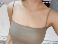 年輕又白嫩的小母狗揉胸掰逼自慰特寫，就是乳暈有點大，隨便看看