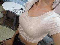 年輕又白嫩的小母狗揉胸掰逼自慰特寫，就是乳暈有點大，隨便看看